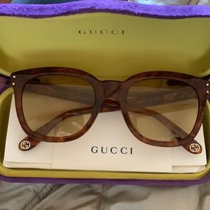 Gucci glasses I bought them and I never use them, color brown for women